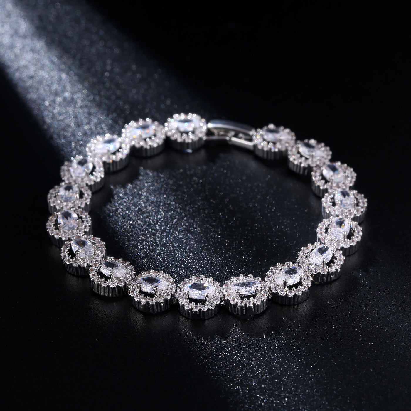 Women's Simple Fashion Hollowed-out Rhinestone Zircon Bracelet